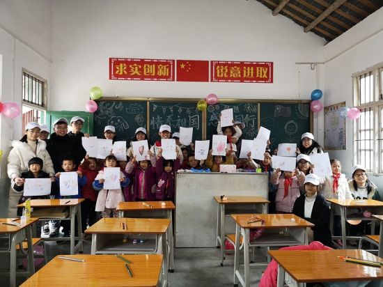 广西师范大学希望羽翼志愿服务团队开展 “情系祖国，感恩同行”岩岭小学回访活动