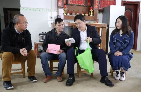 团市委赴那坡县开展2020年迎新春送温暖暨文化卫生科技“三下乡”系列活动