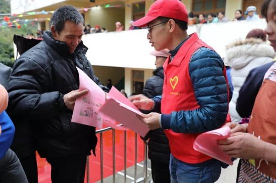 团市委赴那坡县开展2020年迎新春送温暖暨文化卫生科技“三下乡”系列活动