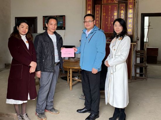 团市委赴那坡县开展2020年迎新春送温暖暨文化卫生科技“三下乡”系列活动