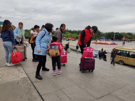 让温暖一起回家|百色团干部开展2020年新春服务青年月系列活动