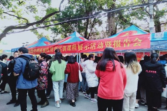 广西师范大学历史文化与旅游学院2017级旅游管理班开展餐饮管理实训课程展示报告会