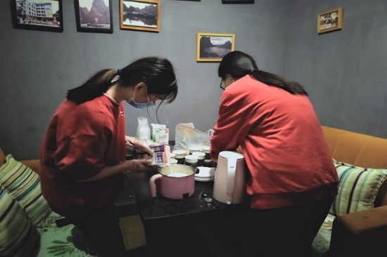 广西师范大学历史文化与旅游学院2017级旅游管理班开展餐饮管理实训课程展示报告会