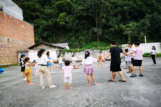广西师范大学政治与公共管理学院希望羽翼志愿服务团队举办系列活动之“爱心助学志愿行，活力助梦担使命