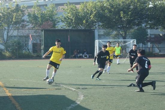 广西师范大学经济管理学院在第十四届男子五人制足球联赛中赢得开门红