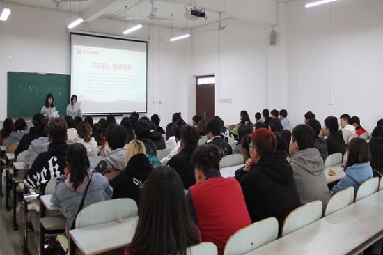 广西师范大学设计学院分团委举办“学习贯彻党的十九届四中全会精神”主题团日活动