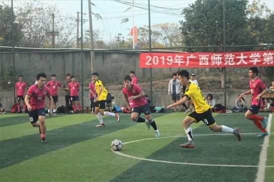 广西师范大学经济管理学院在我校第十四届男子五人制足球联赛中取得佳绩
