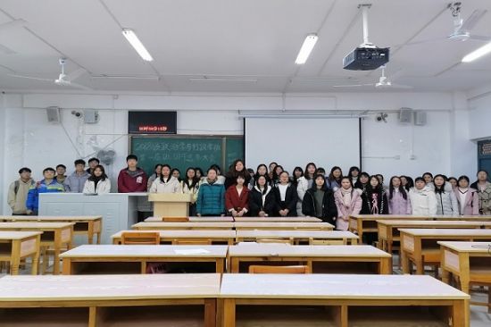 广西师范大学2018级政治学与行政学团支部第一届班团干选举会顺利开展