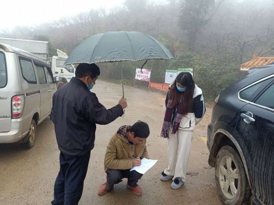 桂林市恭城县莲花镇兰洞村：美女团支书坚守防疫一线