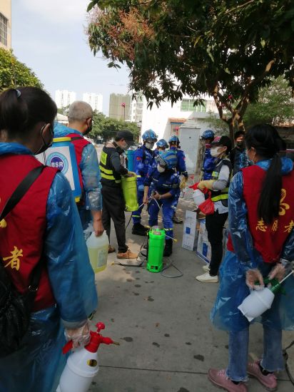 落实疫情防控“十严格”，组建“义务消杀青年突击队”开展社区清洁消毒志愿服务活动