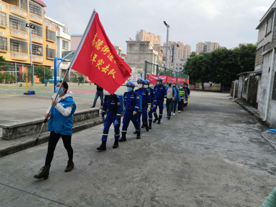 落实疫情防控“十严格”，组建“义务消杀青年突击队”开展社区清洁消毒志愿服务活动