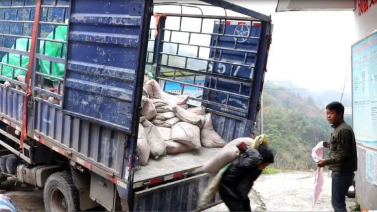 柳州融水团县委：弘扬雷锋精神 助力脱贫攻坚