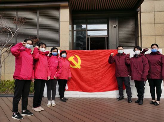 让党旗在“疫”线高高飘扬