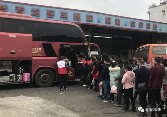 青春聚力 脱贫攻坚|25名农民乘坐免费的共青团专车出发广东务工