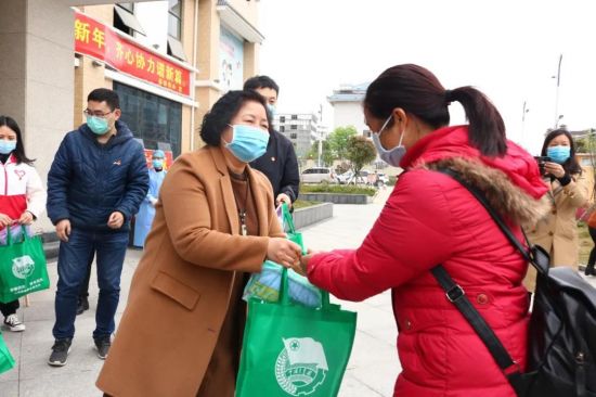 青春聚力 脱贫攻坚|25名农民乘坐免费的共青团专车出发广东务工