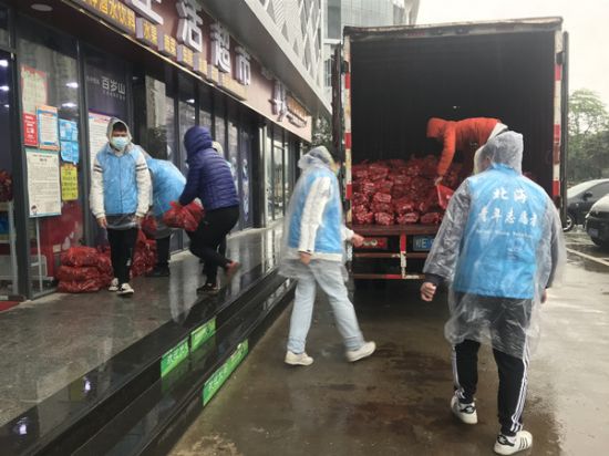 点赞！雨中的青年志愿者风采