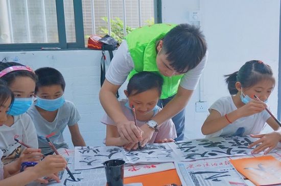 广西师范大学第六届研支团富川分团在易地扶贫搬迁安置点开展“多彩假期”活动