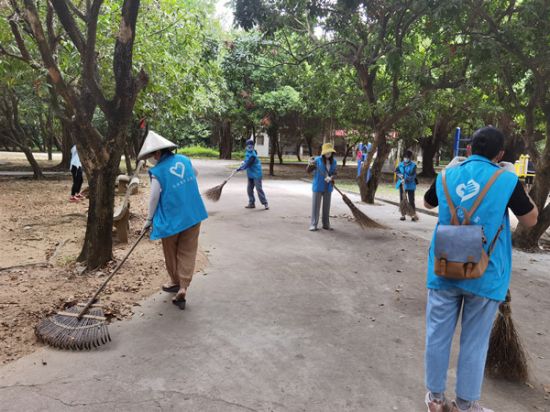 团市委开展创城志愿服务，整治责任区域周边环境