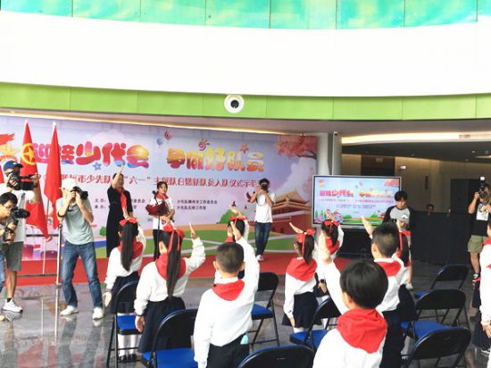 听抗疫故事 培养民族复兴大任的时代新人