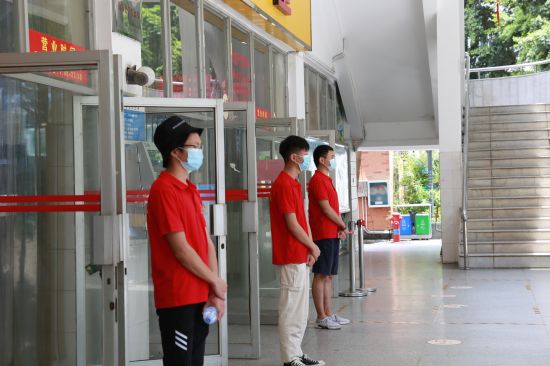 广西工业职业技术学院团、学学生干部积极参与校园疫情防控志愿服务工作