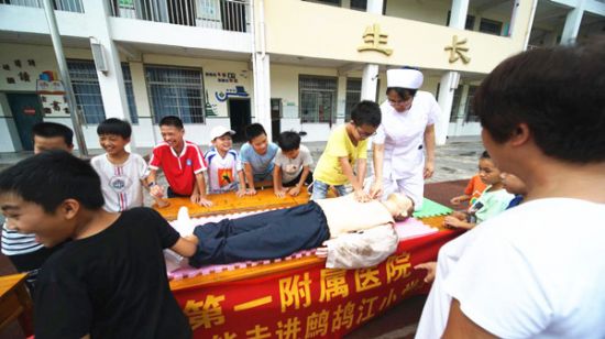 提升师生应急救护能力，共建平安校园 --广西科技大学第一附属医院应急救护培训走进校园