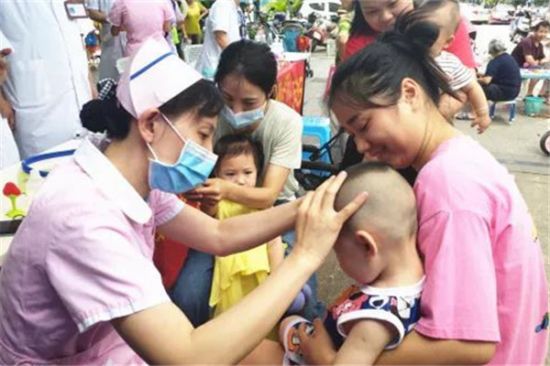 为儿童健康撑起一片蓝天 --广西科技大学第一附属医院儿科青年文明号走进社区义诊