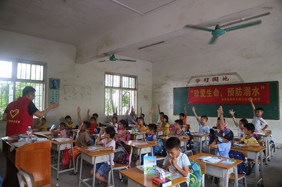 “珍爱生命，谨防溺水”——团柳江区委开展防溺水安全教育进校园活动