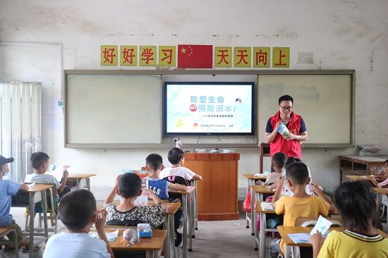 “珍爱生命，谨防溺水”——团柳江区委开展防溺水安全教育进校园活动