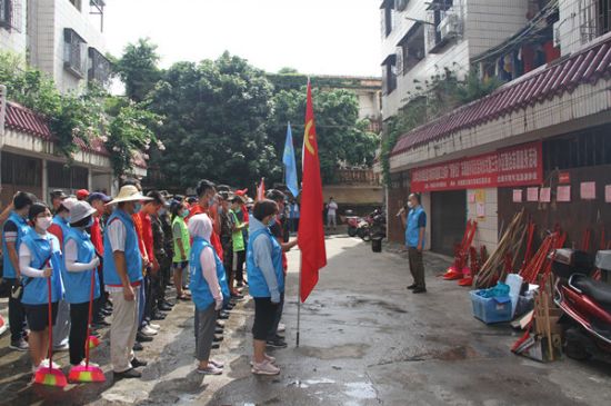 青年志愿者进社区　为创城添青春力量