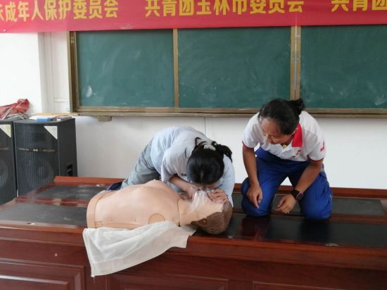 团兴业县委：“防溺水”应急演练，筑牢青少年安全防线