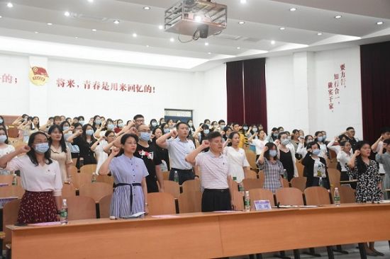 广西师范大学校领导为外国语学院和生命科学学院毕业生党员讲授专题党课
