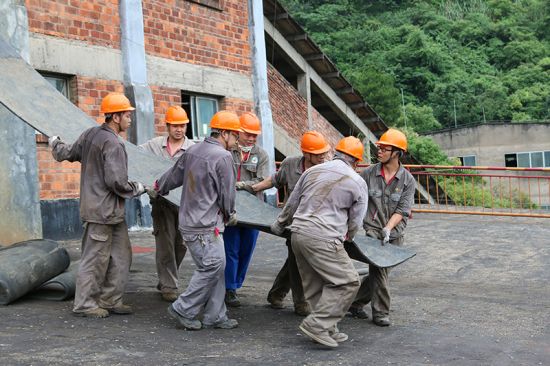 华锡矿业铜坑矿业分公司青年员工奋战年中检修