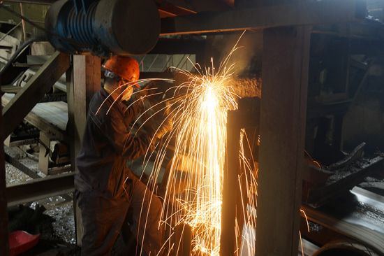 华锡矿业铜坑矿业分公司青年员工奋战年中检修