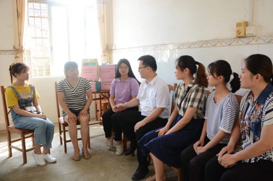 团兴业县委开展暑期实践大学生走访慰问活动