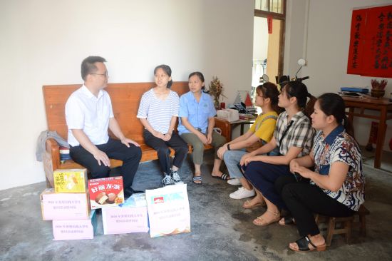 团兴业县委开展暑期实践大学生走访慰问活动