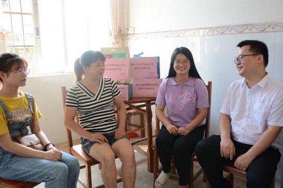 团兴业县委开展暑期实践大学生走访慰问活动