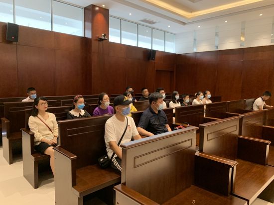 广西高校学子走进法庭现场观摩庭审，带领青少年“零距离”感受司法温度