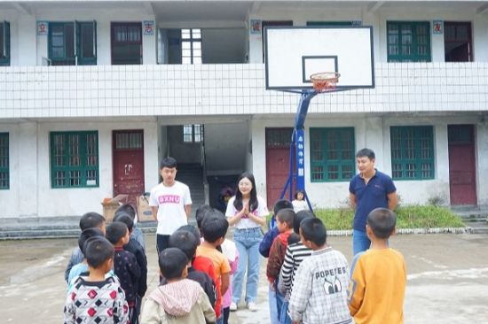 广西师范大学第七届研究生支教团走进金山村开展结对支教活动