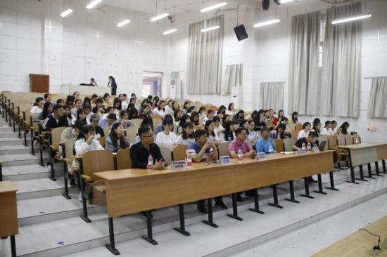 广西师范大学文学院/新闻与传播学院2017级汉语言文学专业开展实习动员大会