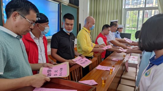 兴业团委联合县爱心公益协会助力脱贫攻坚 捐资助学情暖校园