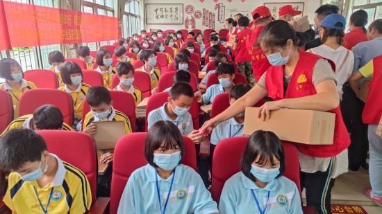 兴业团委联合县爱心公益协会助力脱贫攻坚 捐资助学情暖校园