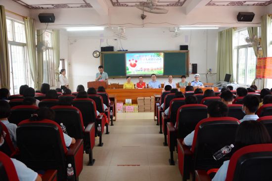 兴业团委联合县爱心公益协会助力脱贫攻坚 捐资助学情暖校园