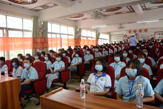 兴业团委联合县爱心公益协会助力脱贫攻坚 捐资助学情暖校园