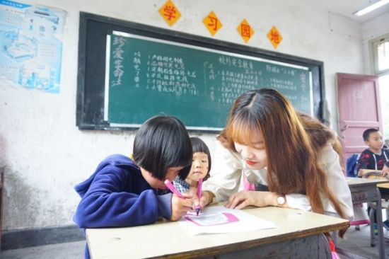 情满中秋，爱漫金山——广西师范大学第七届研究生支教团赴金山完小开展“庆国庆，迎中秋”特别主题活动