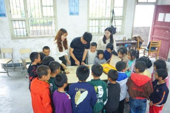 情满中秋，爱漫金山——广西师范大学第七届研究生支教团赴金山完小开展“庆国庆，迎中秋”特别主题活动