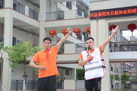 团兴业县委联合阳光公益协会开展“迎中秋.庆国庆”爱心助学活动