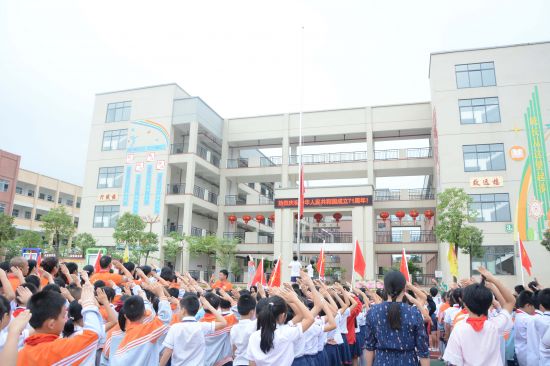 团兴业县委联合阳光公益协会开展“迎中秋.庆国庆”爱心助学活动