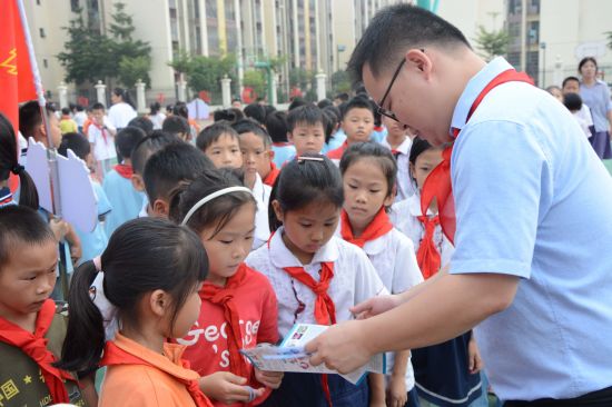 团兴业县委联合阳光公益协会开展“迎中秋.庆国庆”爱心助学活动