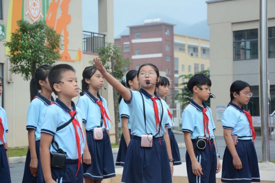 团兴业县委联合阳光公益协会开展“迎中秋.庆国庆”爱心助学活动