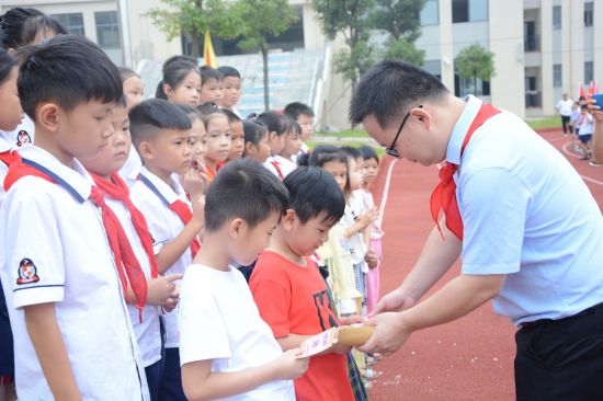 团兴业县委联合阳光公益协会开展“迎中秋.庆国庆”爱心助学活动